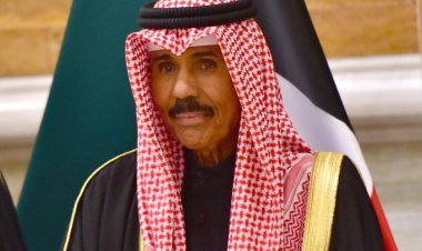 أمير الكويت يؤدي صلاة الجنازة على الشيخ نواف الأحمد الجابر الصباح