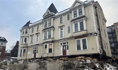 عمال البناء يستخدمون قطع الصابون لنقل مبنى عمره أكثر من 200 عامًا في كندا