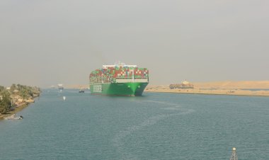 أسامة ربيع: حركة الملاحة بقناة السويس منتظمة.. ونتابع التوترات الجارية في البحر الأحمر