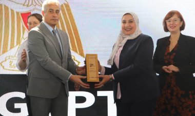 وزير العمل يشارك إدارة شركة ليوني الألمانية إحتفالية مرور 25 عامًا على تواجدها بمصر