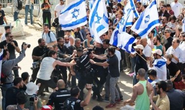 تظاهر عدد من أسر المحتجزين لدى حماس أمام وزارة الدفاع بتل أبيب