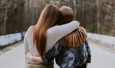 صداقة تتحول إلى علاقة تبني .. ما القصة؟