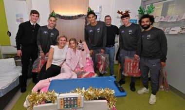 «صلاح» ولاعبو ليفربول يوزعون هدايا الكريسماس على أطفال مستشفى «ألدر هاي»