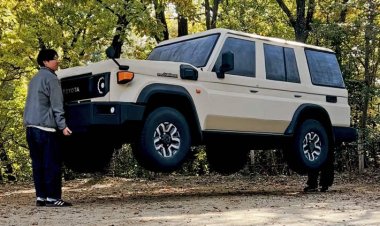 فنان ينحت سيارة خفيفة للاحتفال  بعودة سيارة لاند روفر 70 الرياضية