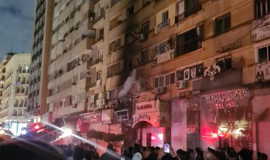 بالصور.. السيطرة على حريق هائل في محل ملابس  شهير بوسط البلد 