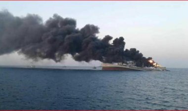 زعيم الحوثيين يتوعد بضرب البوارج الأمريكية في هذه الحالة