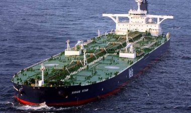 تجنبًا لهجمات الحوثيين.. ناقلة نفط أمريكية تناور في البحر الأحمر