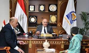 محافظ قنا يستقبل المواطنين بمكتبه لبحث شكواهم