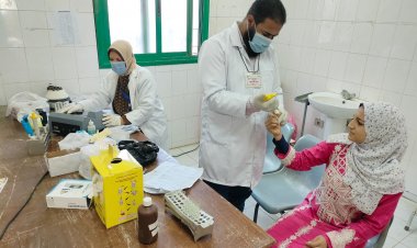 توقيع الكشف الطبي بالمجان على 1646 خلال قافلة طبية بمركز مغاغة في المنيا