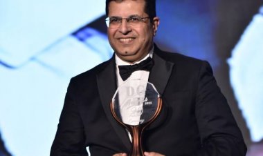 أيمن سلامة يهدي جائزة «ديرجيست» لـ ريهام حجاج وصناع «جميلة»