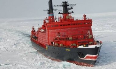 عاجل.. «تعمل بالطاقة النووية».. اندلاع حريق هائل فى كاسحة جليد روسية