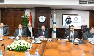 وزير البترول يستعرض تنفيذ مبادرة تحويل السيارات للعمل بالغاز الطبيعي