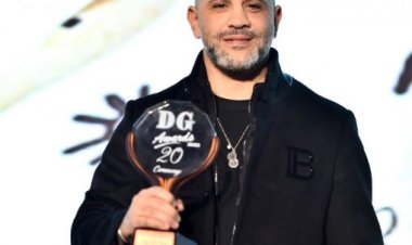 بعد تكريمه من دير جيست..عزيز الشافعي لـ«العاصمة»: سعيد بالتكريم  وبغني زكاة عن صوتي