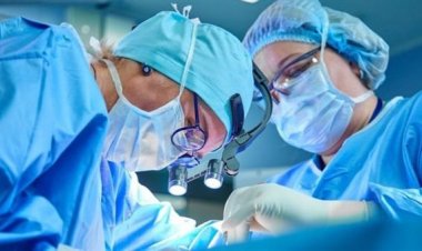 بدء محاكمة طبيب ومساعده لاتهامهما بارتكاب خطأ طبي بمريضة تسببا في بتر ذراعها