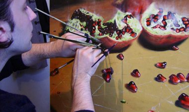 فنان يستخدم 10 فرش رسم بوقت واحد (صور)