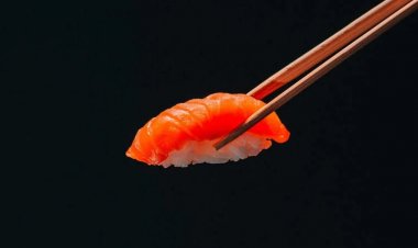 مطعم يقدم أصغر قطع سوشي بالعالم بحبة من الأرز