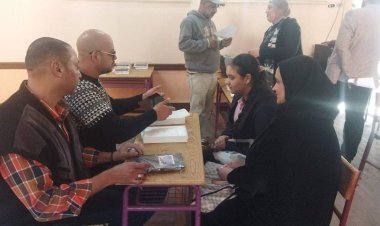 تسليم طلاب الصف الأول الثانوى العام أجهزة التابلت