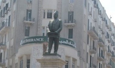 سائح سكران حاول تسلق تمثال  «طلعت باشا حرب» بوسط البلد