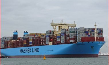 بعد توقف رحلاتها لأيام.. ميرسك تعيد توجيه عشرات السفن عبر قناة السويس