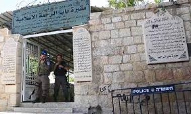 مستوطن إسرائيلي يضع رأس حمار على مقبرة للصحابة في القدس