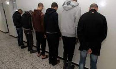 القبض على 5 لصوص لسرقتهم أغطية البالوعات بمدينة بدر