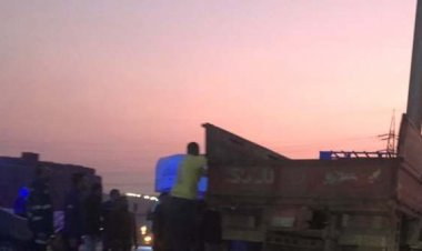 تصادم سيارة نصف نقل بعمود إنارة أعلى الطريق الدائري المتجه إلى الواحات