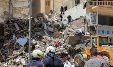 إنقاذ شخص والبحث عن 2 تحت أنقاض عقار الزيتون المنهار 