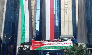 بالصور.. نقابة الصحفيين ترفع «لافتاتٍ» تطالب بوقف العدوان ضد الفلسطينيين