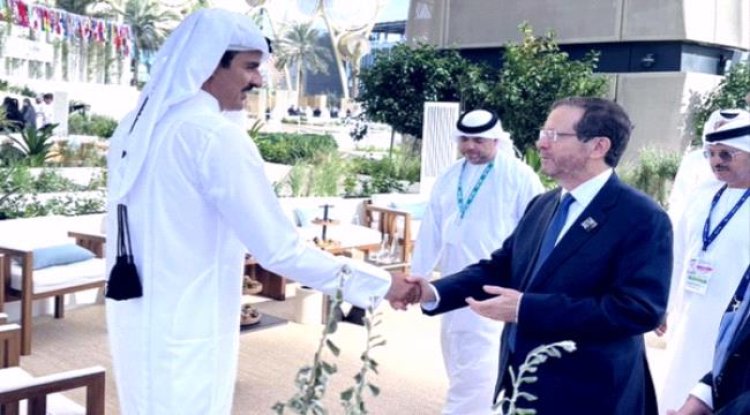 جدل كبير بشأن مشهد مصافحة أمير قطر والرئيس الإسرائيلي