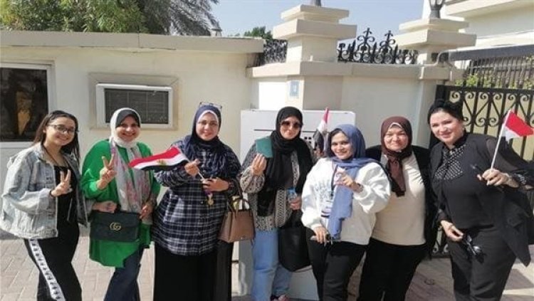 السيدات يتصدرن المشهد الانتخابي أمام السفارة المصرية بالبحرين