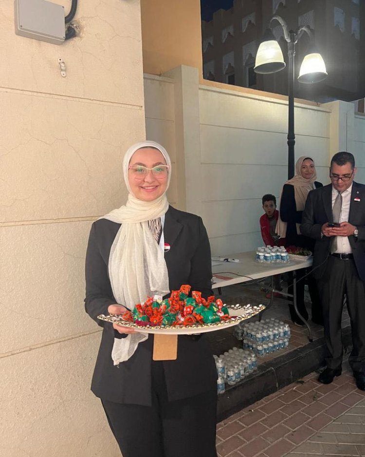 الانتخابات الرئاسية.. مصريون يوزعون «شيكولاتة وورد» على الناخبين في قطر