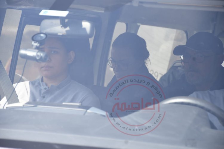 ريهام عبد الغفور في حالة من الذهول في جنازة والدها أشرف عبد الغفور