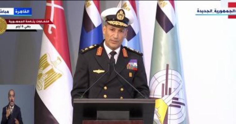 قائد القوات البحرية يقدم هدية تذكارية لـ الرئيس السيسي في معرض إيديكس 2023