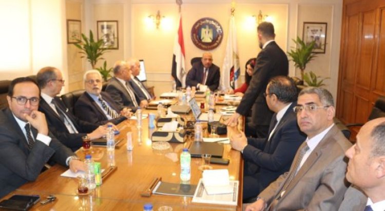 وزير قطاع الأعمال يطالب بتنشيط عمليات البيع فى السوق المحلى والأسواق الخارجية
