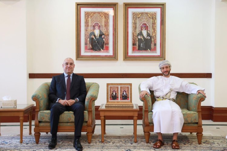 وزير الإسكان يلتقى محافظ مسقط لعرض التجربة المصرية فى مجال المدن الجديدة