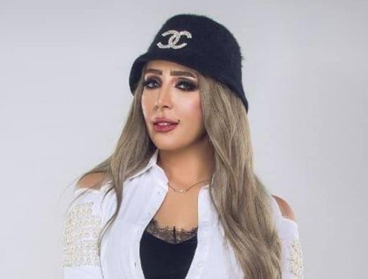 الإعلامية إيمان أبو طالب.. «وراء كل باب حكاية»
