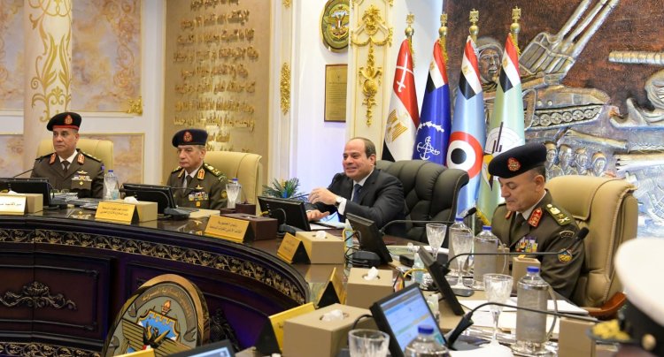 الرئيس السيسى يتناقش مع الطلاب فى كشف الهيئة للكليات العسكرية (صور)