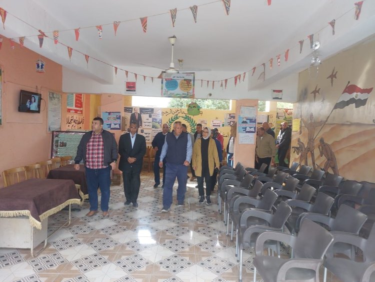محافظ الوادي الجديد يتفقد جاهزية اللجان الانتخابية بالخارجة
