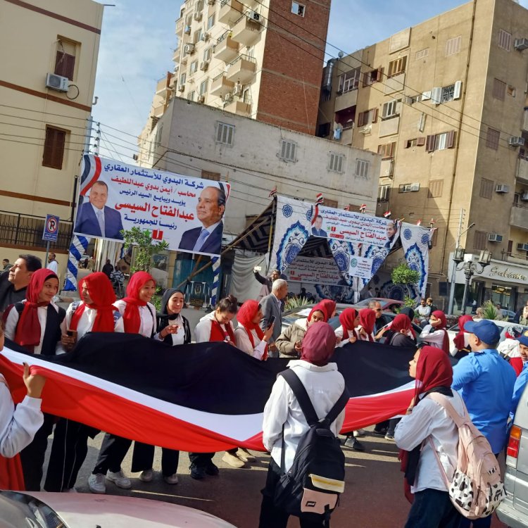 «أطول علم مصري» يفتتح لجان الاقتراع في مسيرة حاشدة بقنا (صور)