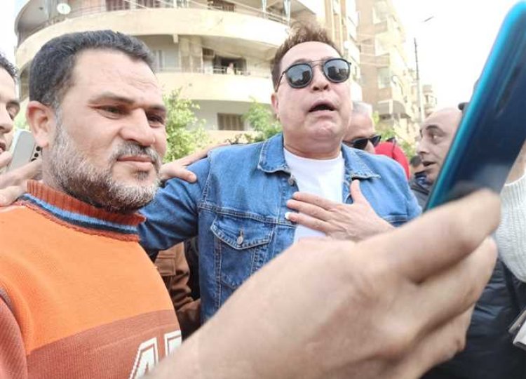 المطرب الشعبي حكيم يُدلي بصوته في الانتخابات الرئاسية (فيديو)