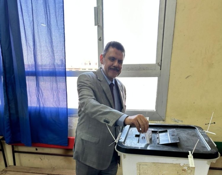 صور.. رئيس شركة الدلتا للسكر يدلي بصوته في انتخابات الرئاسة