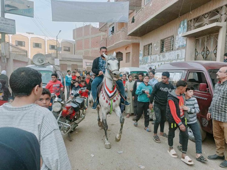 على أنغام «تسلم الأيادي».. مسيرة بالحصان والمزمار البلدي لأهالي «العمار» أمام لجان طوخ (صورة)