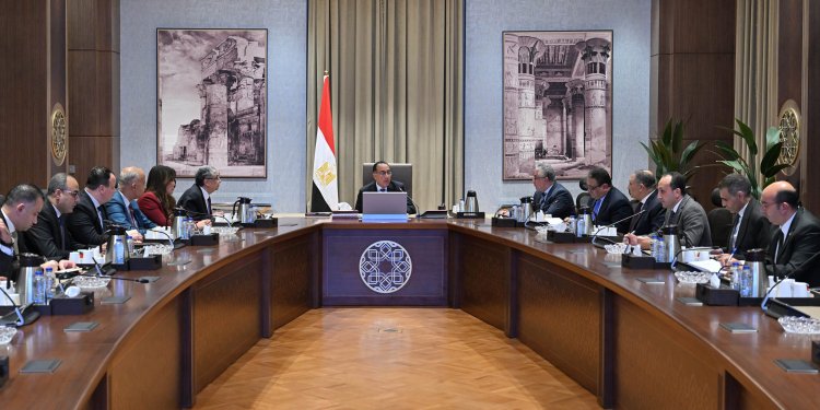 مدبولي يتابع موقف تخصيص أراضي مشروعات إنتاج الهيدروجين الأخضر