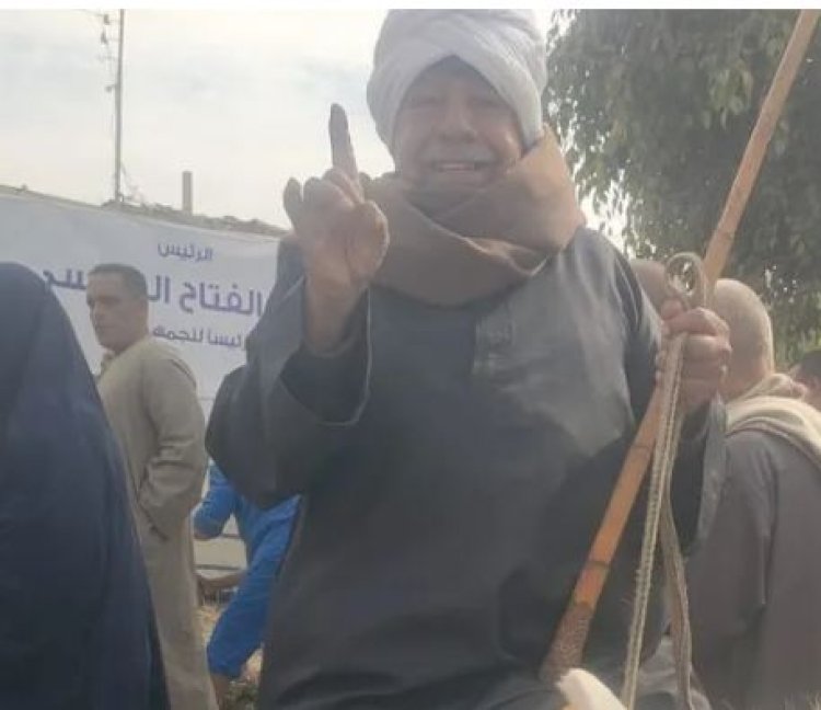 مزارع يصل بـ الحمار إلى لجنته الانتخابية في الفيوم والشرطة تساعده بكرسي متحرك (صورة)