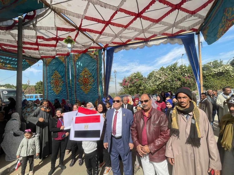 بالصور.. النائب مصطفى قدري الشريف يقود مسيرة مؤيدة للرئيس السيسي