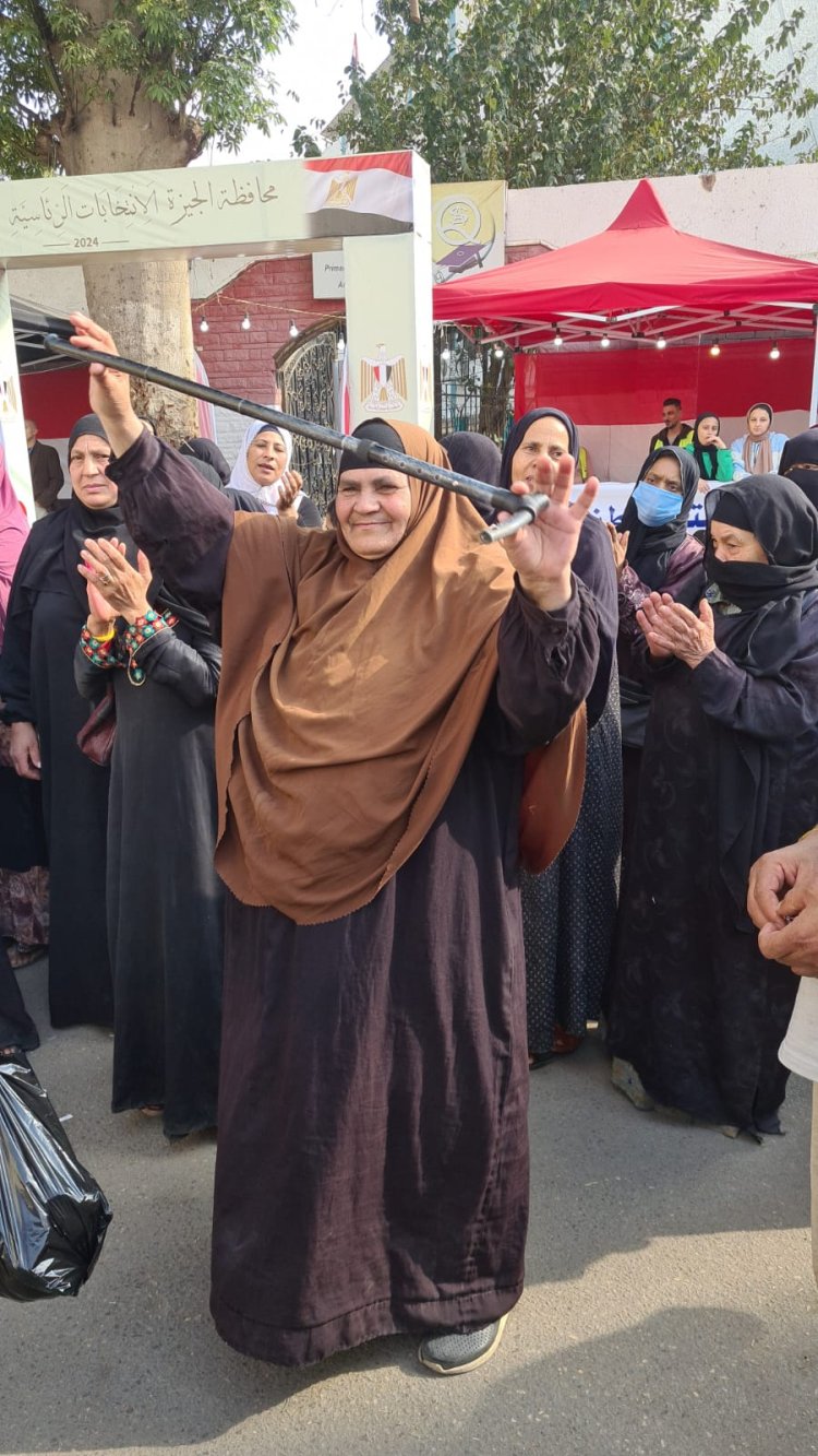 «مسنّة ترقص بالعصى على المزمار».. مشاهد العُرس الدمقراطي من أمام مدرسة القومية بالعجوزة