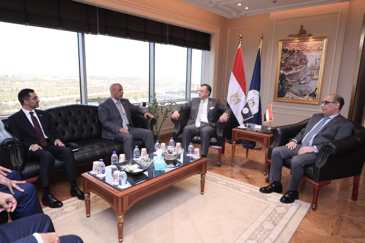 وزير السياحة والآثار يلتقي بوفد من أعضاء هيئة التدريس والدراسين بكلية الدفاع الوطني الإماراتية