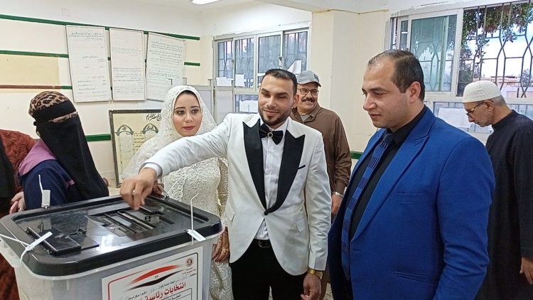 بـ البدلة وفستان الفرح.. عروسان يدليان بصوتيهما في الانتخابات الرئاسية بكفر الشيخ (صورة)