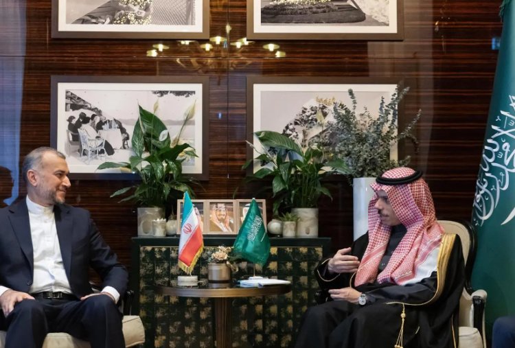 وزير الخارجية السعودي يلتقي وزير الخارجية الإيراني