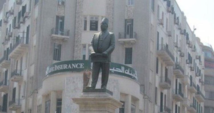 سائح سكران حاول تسلق تمثال  «طلعت باشا حرب» بوسط البلد